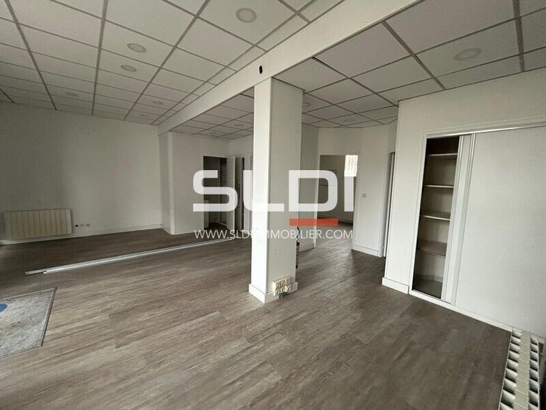Rue Pierre Dugelay, Neuville-sur-Saône for lease - Interior Photo - Image 2 of 5
