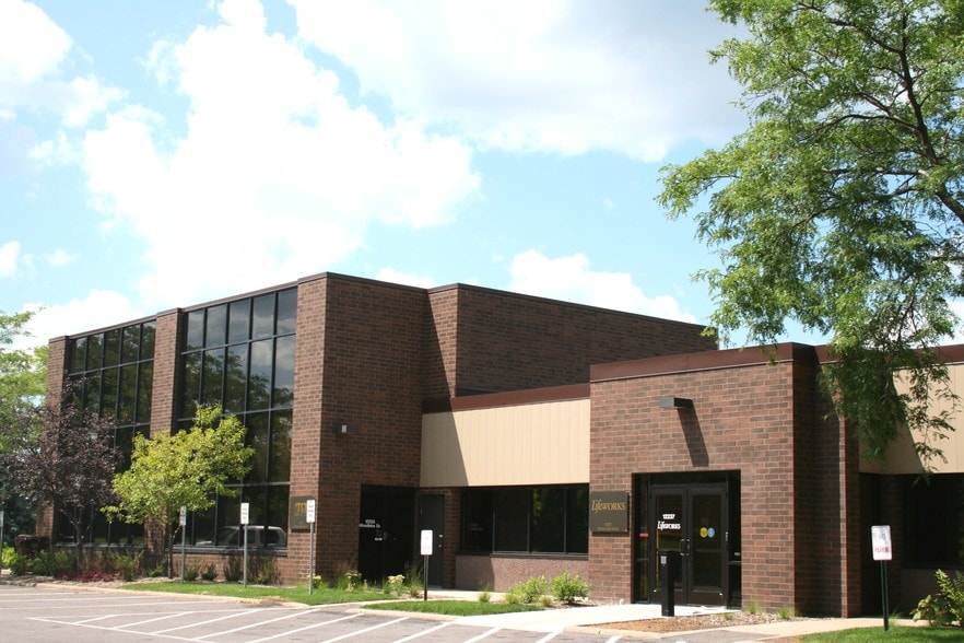 12201-12241 Wood Lake Dr, Burnsville, MN for lease - Building Photo - Image 2 of 32