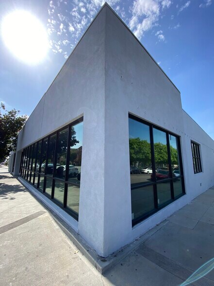 633 S San Fernando Blvd, Burbank, CA à louer - Photo du bâtiment - Image 3 de 14