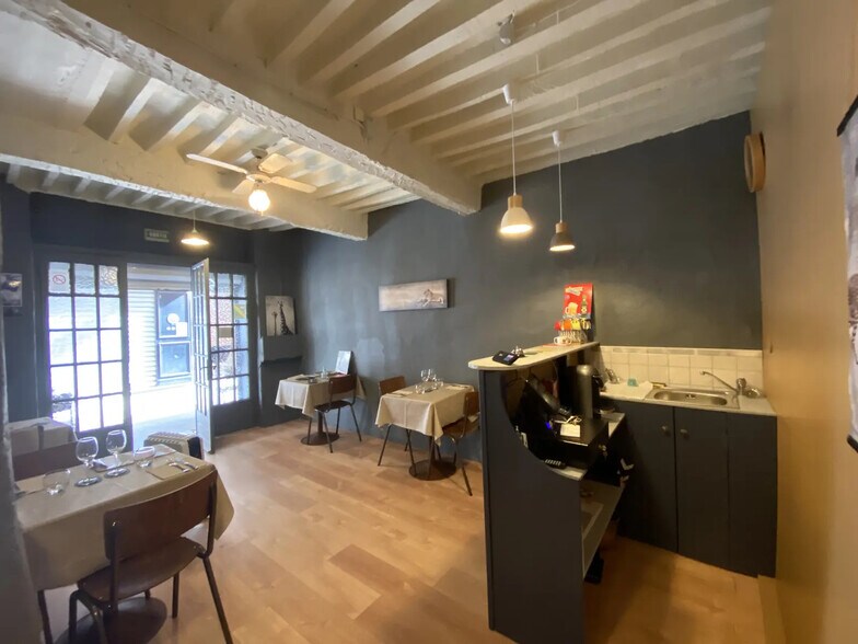Retail in Apt for lease - Interior Photo - Image 3 of 7