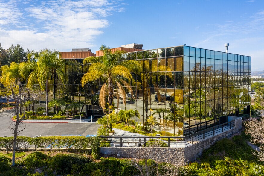 23201 Mill Creek Dr, Laguna Hills, CA à louer - Photo du bâtiment - Image 2 de 6