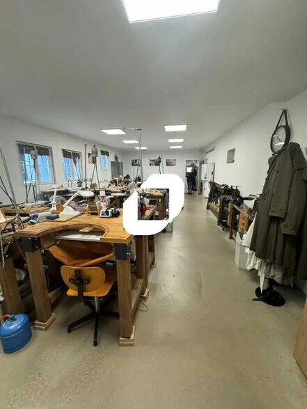 Flex in Montreuil for lease - Interior Photo - Image 3 of 4