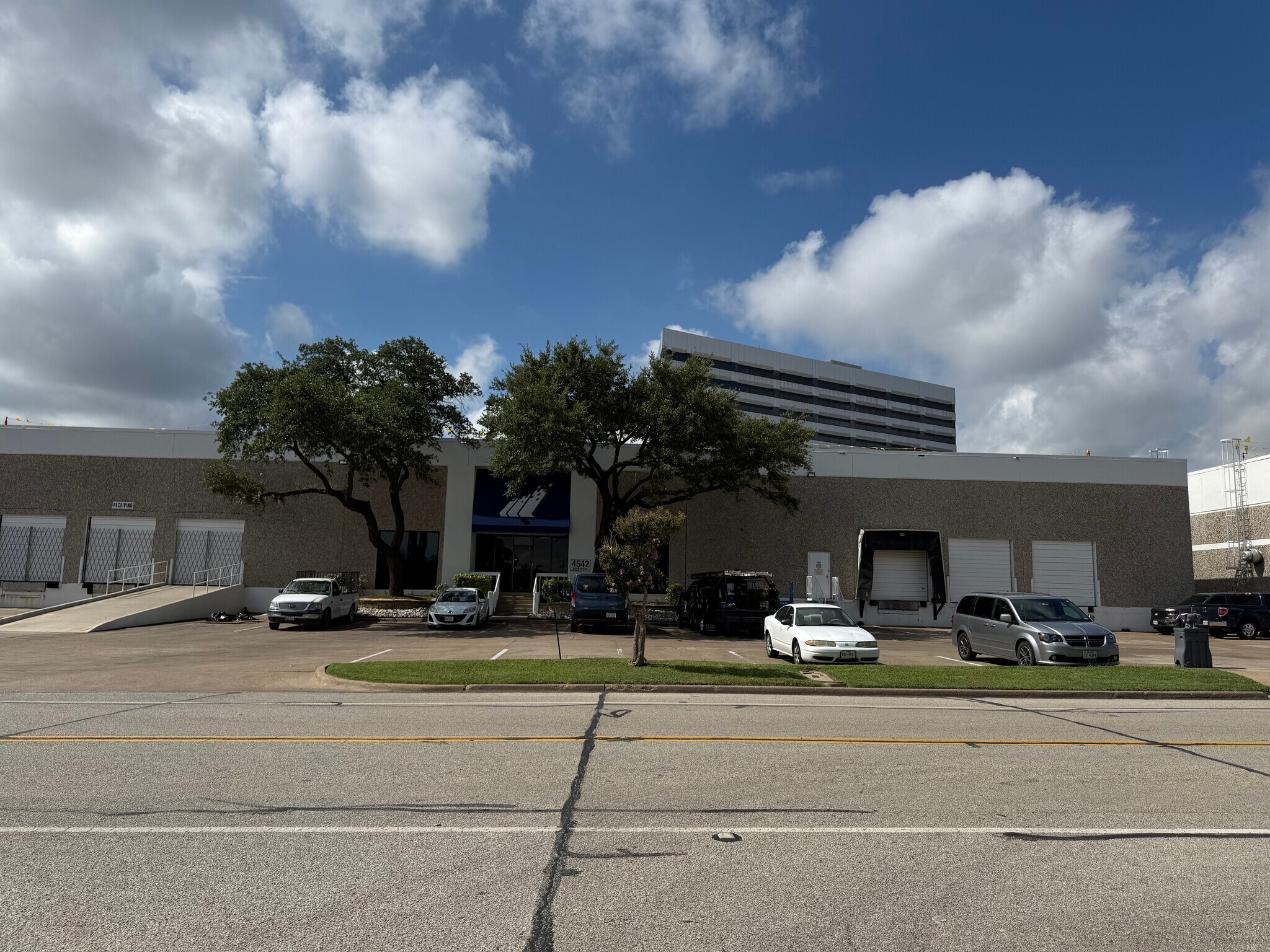 4542-4548 McEwen Rd, Farmers Branch, TX à vendre Photo du bâtiment- Image 1 de 1