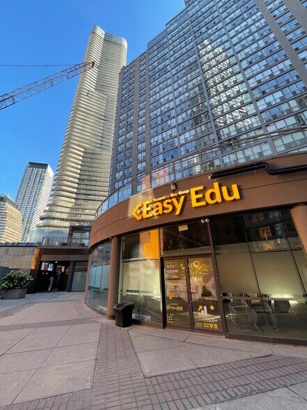 24 Wellesley St W, Toronto, ON à vendre - Photo du bâtiment - Image 1 de 1