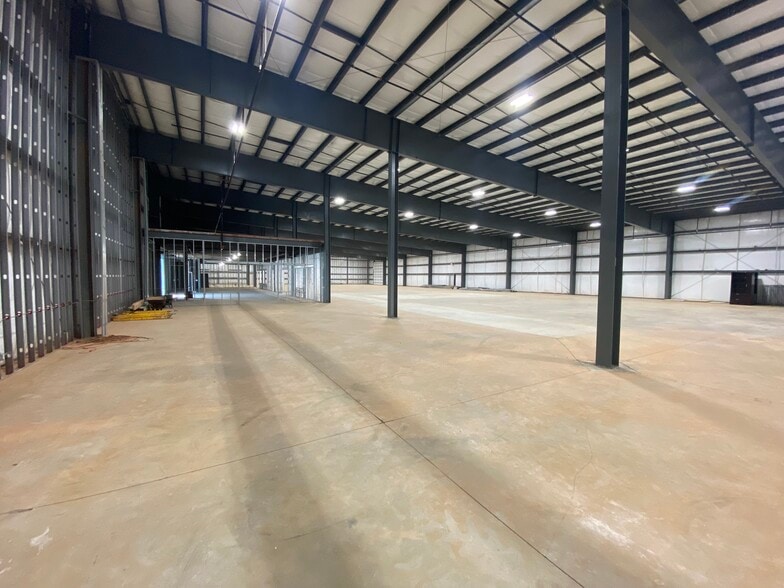 1137 E Hefner Rd, Oklahoma City, OK for sale - Interior Photo - Image 2 of 6