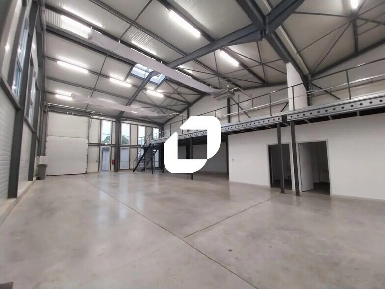 Flex in Chassieu for lease - Interior Photo - Image 3 of 8