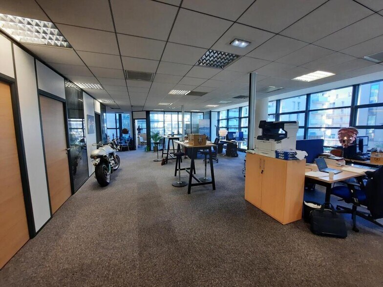 Office in Rouen for lease - Interior Photo - Image 2 of 9