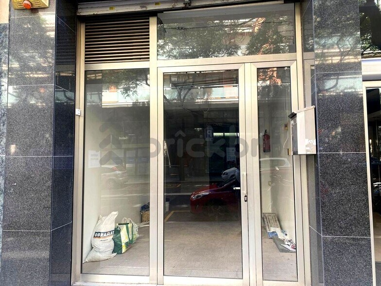 Retail in Barcelona, Barcelona for lease - Building Photo - Image 2 of 5