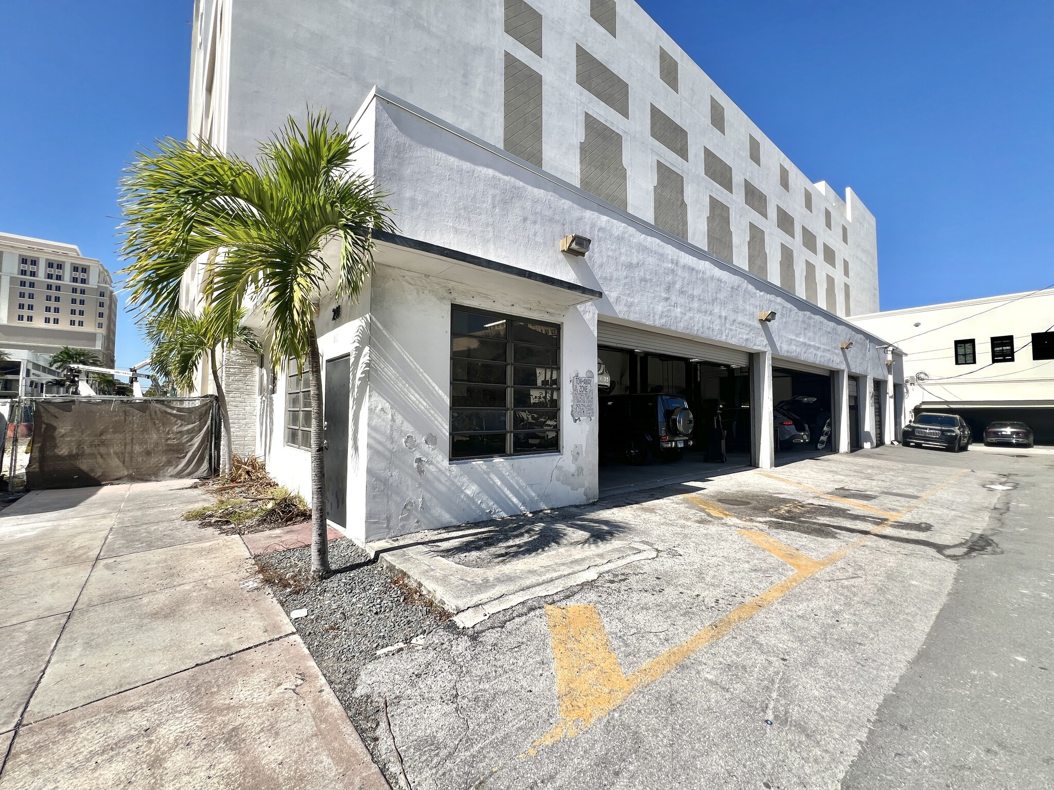 241 Almeria Ave, Coral Gables, FL for lease Interior Photo- Image 1 of 4