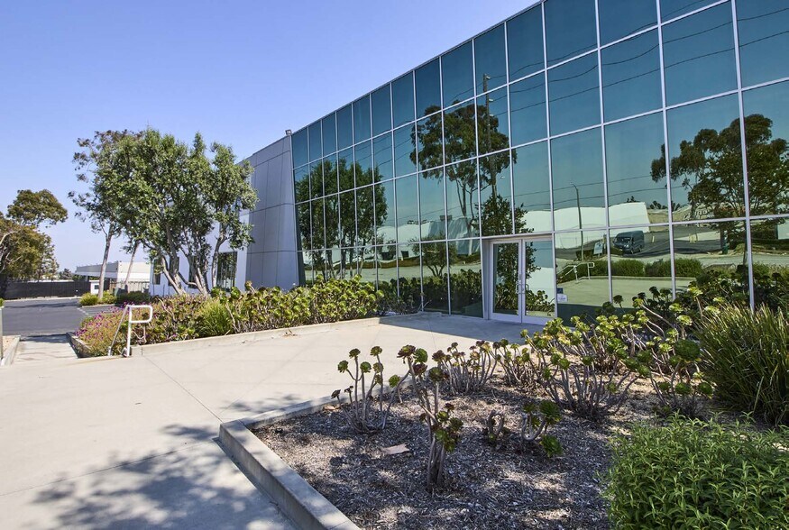 350 W Apra St, Compton, CA à louer - Photo du bâtiment - Image 2 de 3