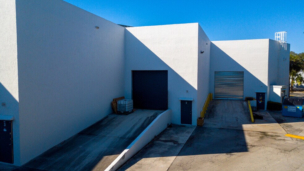 990 S Rogers Cir, Boca Raton, FL à louer - Photo du bâtiment - Image 2 de 10