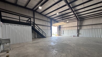 13404 Redfish Ln, Stafford, TX for lease Interior Photo- Image 1 of 5