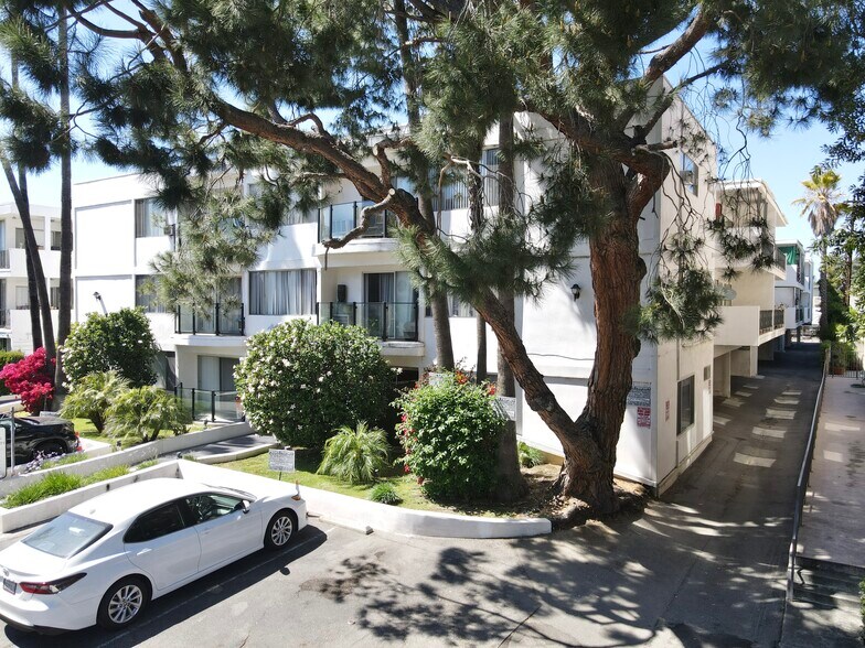 11911 Weddington St, Valley Village, CA à vendre - Photo du bâtiment - Image 3 de 10