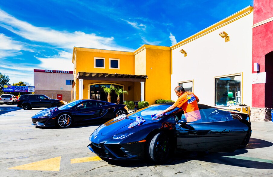 2015 Harbor Blvd, Costa Mesa, CA à vendre - Photo du bâtiment - Image 3 de 28