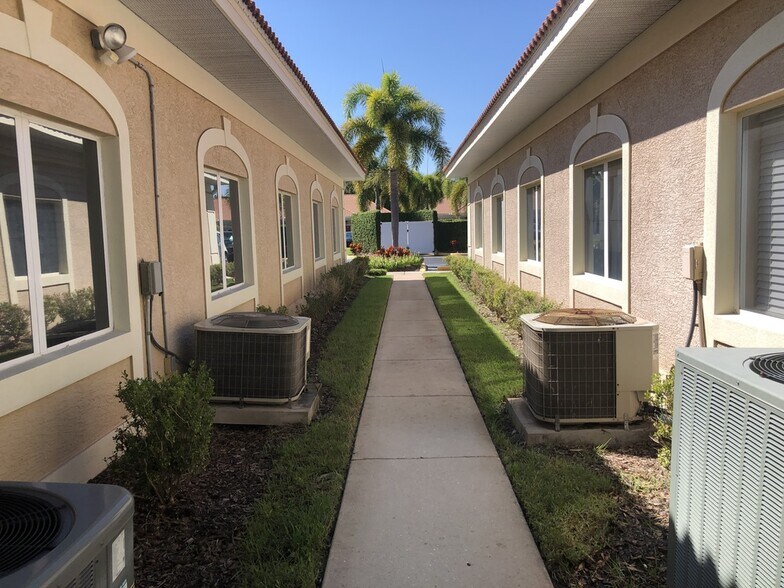 2940 University Pky, Sarasota, FL à louer - Photo du bâtiment - Image 2 de 13