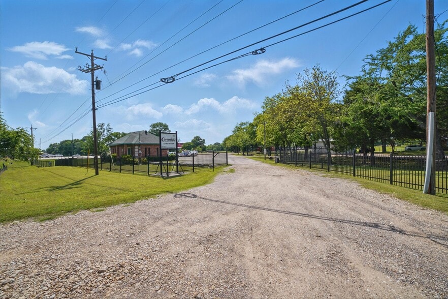 600 & 610 W Simonds Rd, Seagoville, TX portfolio of 2 properties for sale on LoopNet.ca - Building Photo - Image 3 of 30