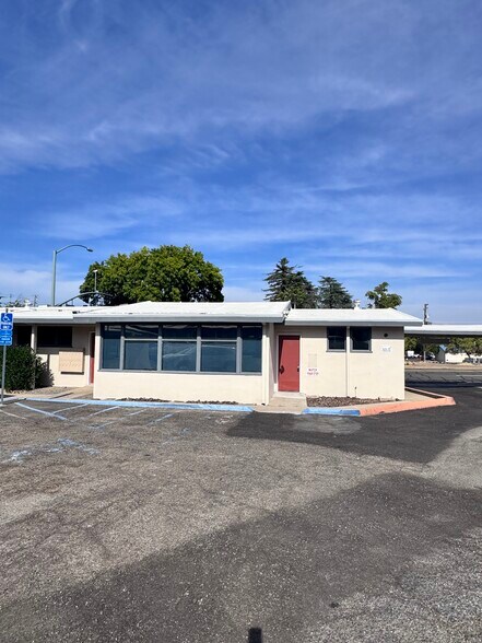 1300 Court St, Redding, CA à louer - Photo du bâtiment - Image 3 de 9