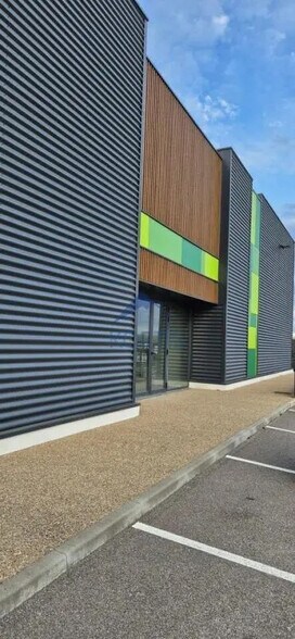 Retail in Anse for lease - Building Photo - Image 2 of 6