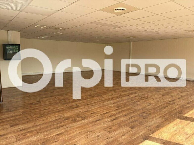 Office in Le Haillan for sale - Building Photo - Image 1 of 8