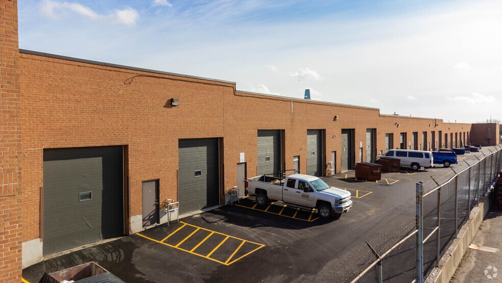 610 Bowes Rd, Vaughan, ON à vendre - Photo du bâtiment - Image 3 de 7