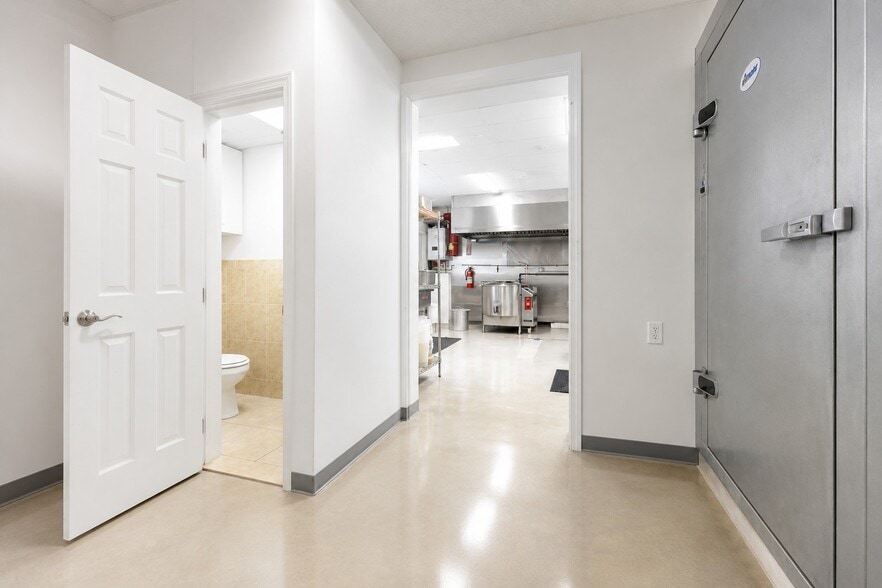 4236 235th St, Little Neck, NY à vendre - Photo du bâtiment - Image 3 de 12