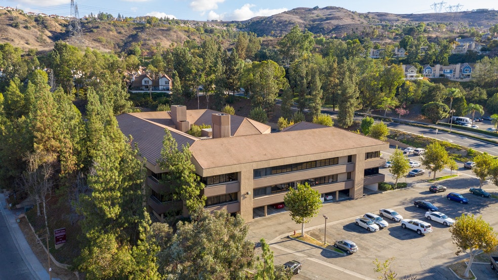 500 S Anaheim Hills Rd, Anaheim, CA à louer - Photo du bâtiment - Image 2 de 5