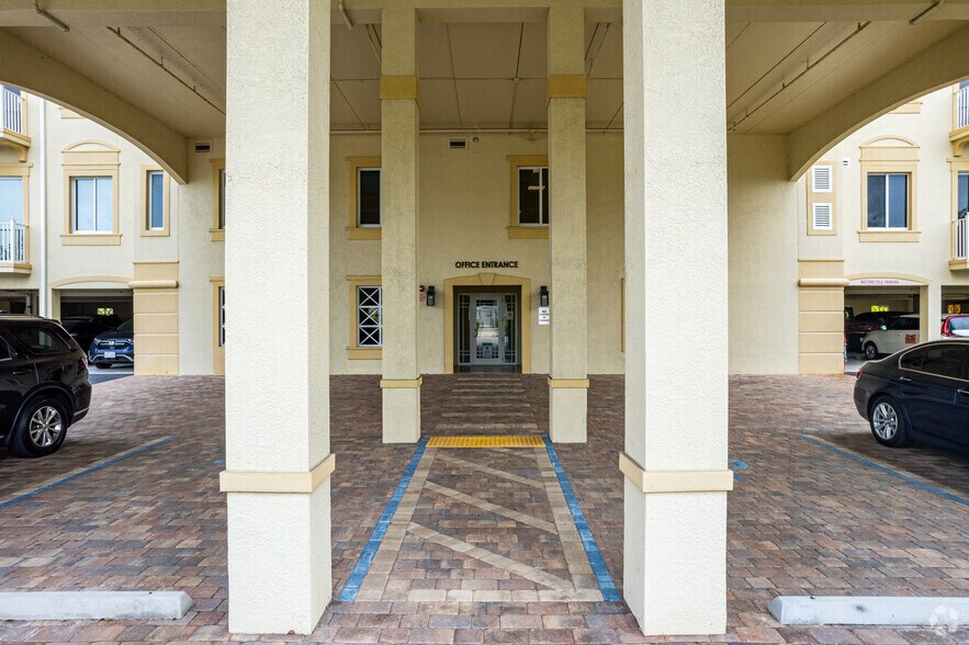 1110 Pine Ridge Rd, Naples, FL à vendre - Photo du bâtiment - Image 2 de 19