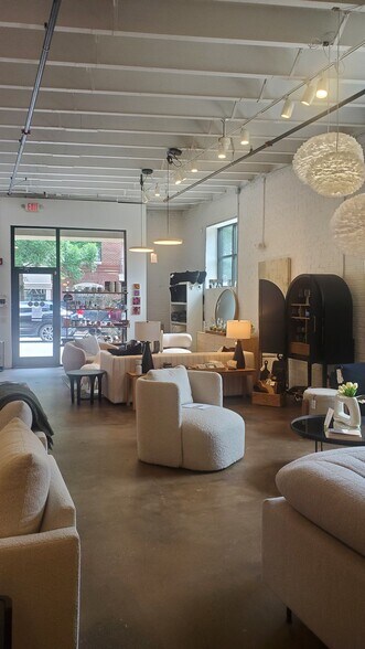 23 Falls Park Dr, Greenville, SC à louer - Photo du bâtiment - Image 2 de 5