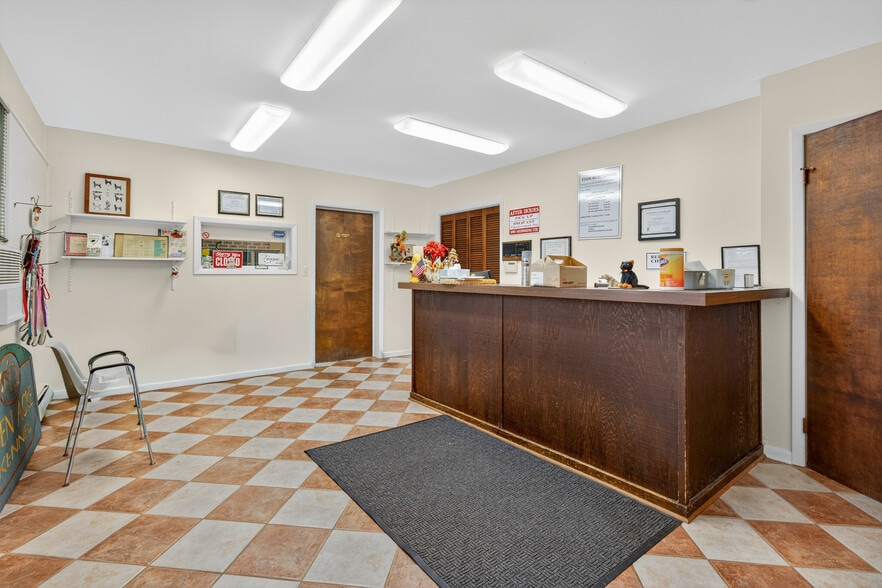 202 Woodland Dr, Lincroft, NJ for sale - Lobby - Image 3 of 24