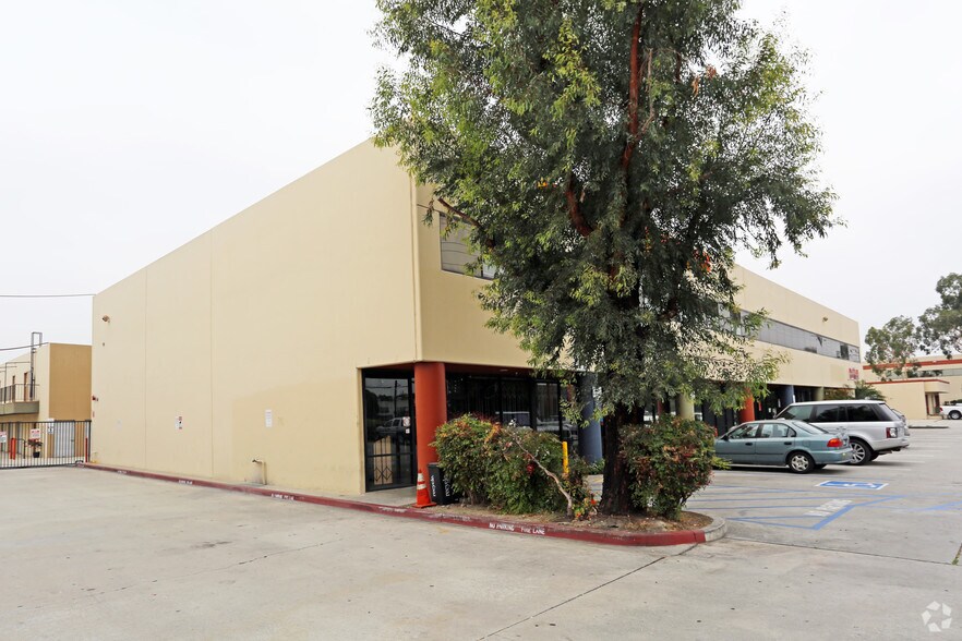 2128-2142 E Orangethorpe Ave, Fullerton, CA à louer - Photo du bâtiment - Image 2 de 3