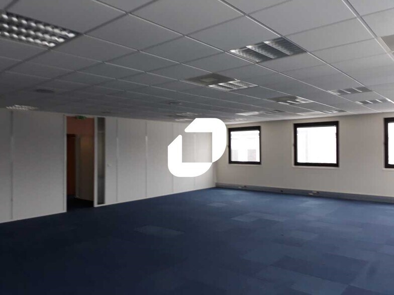 Flex in Villebon Sur Yvette for lease - Interior Photo - Image 2 of 10