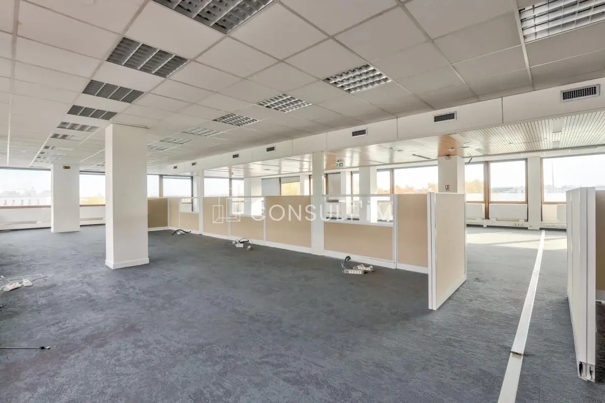 Office in Saint-Cloud for sale Building Photo- Image 1 of 10