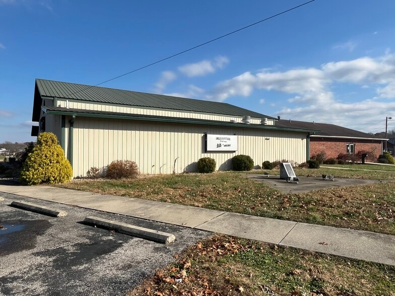 412 S Madison Ave, North Vernon, IN à vendre - Photo du bâtiment - Image 2 de 7