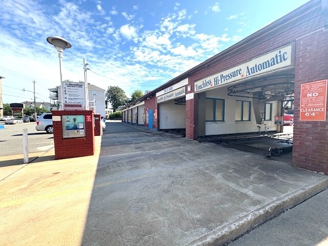 950 Broadway, Fall River, MA à vendre - Photo du bâtiment - Image 2 de 9