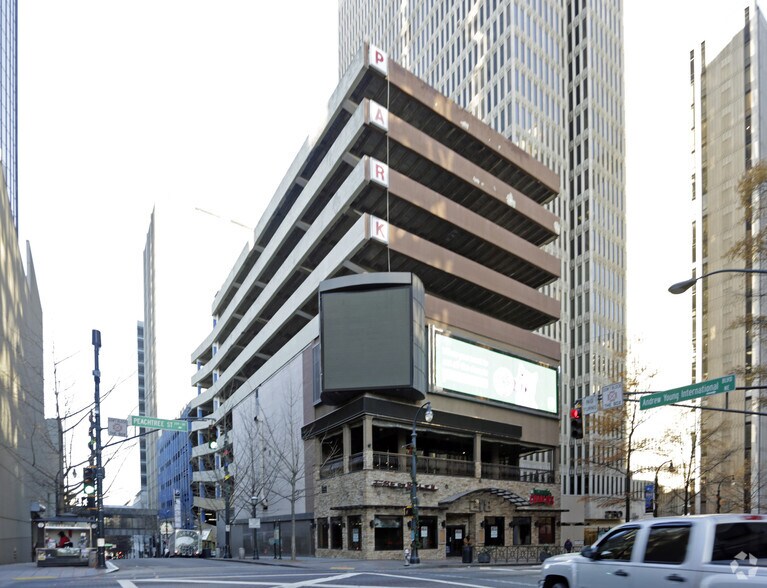218 Peachtree St, Atlanta, GA à louer - Photo du bâtiment - Image 1 de 7