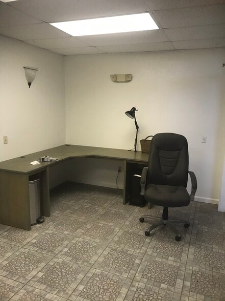 7465 Commercial Cir, Fort Pierce, FL for lease - Interior Photo - Image 3 of 22