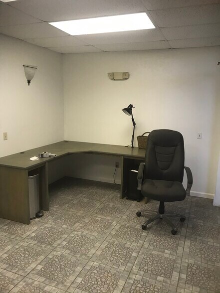 7465 Commercial Cir, Fort Pierce, FL à louer - Photo intérieure - Image 3 de 22