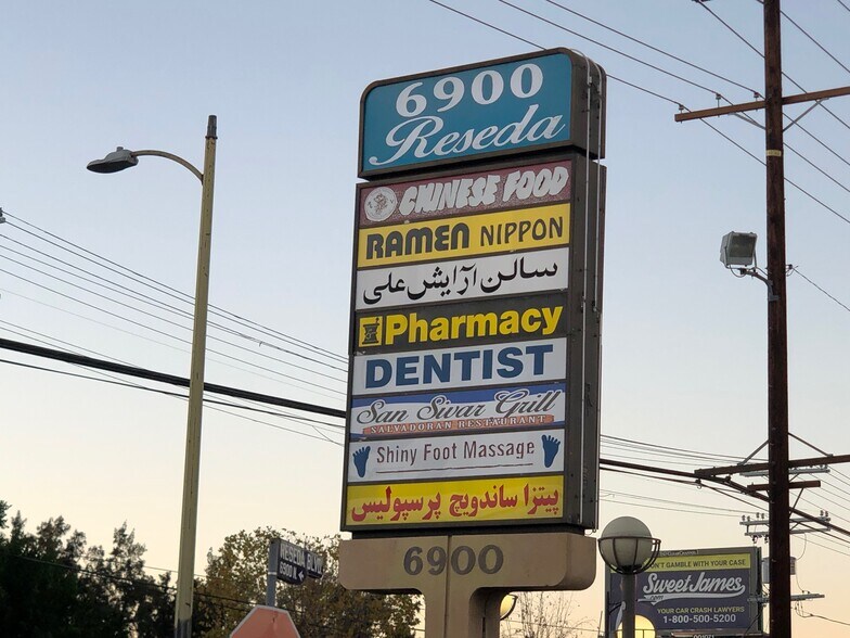 6900 Reseda Blvd, Reseda, CA à louer - Photo du bâtiment - Image 3 de 3
