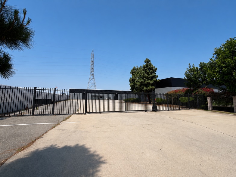 9400 Burtis St, South Gate, CA for lease - Building Photo - Image 2 of 8