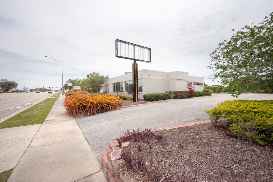 7430 Tamiami Trl, Sarasota, FL à louer - Photo du bâtiment - Image 2 de 16