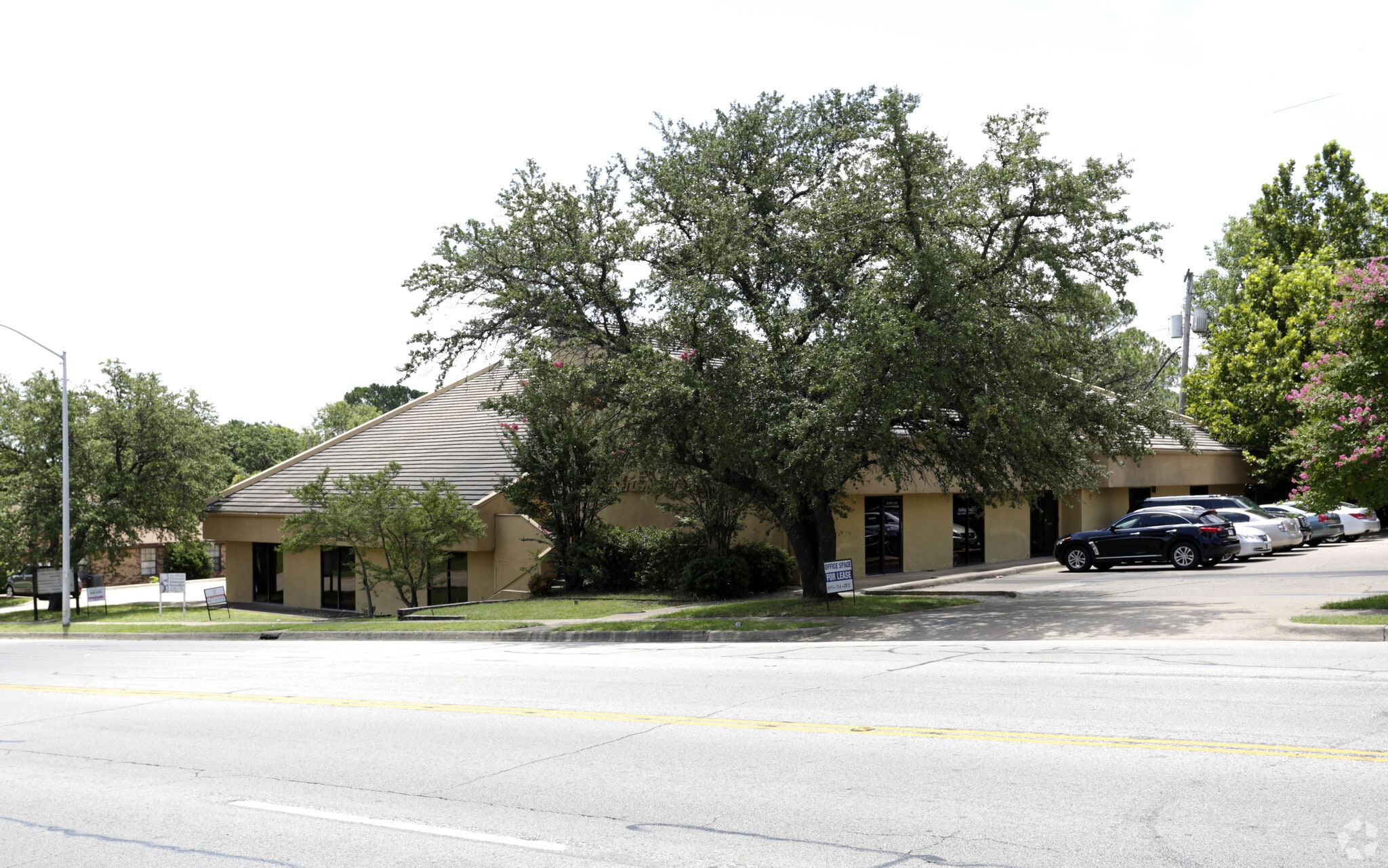 6800 Brentwood Stair Rd, Fort Worth, TX à louer Photo principale- Image 1 de 6