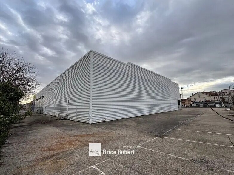 Flex dans Vaulx-en-Velin à louer - Photo du bâtiment - Image 3 de 8