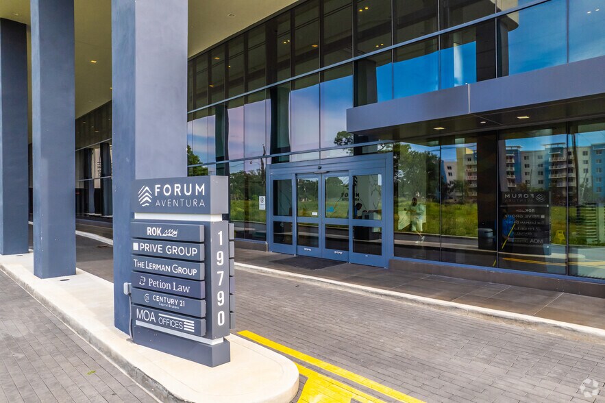 19790 W Dixie Hwy, Aventura, FL à louer - Photo du bâtiment - Image 2 de 18