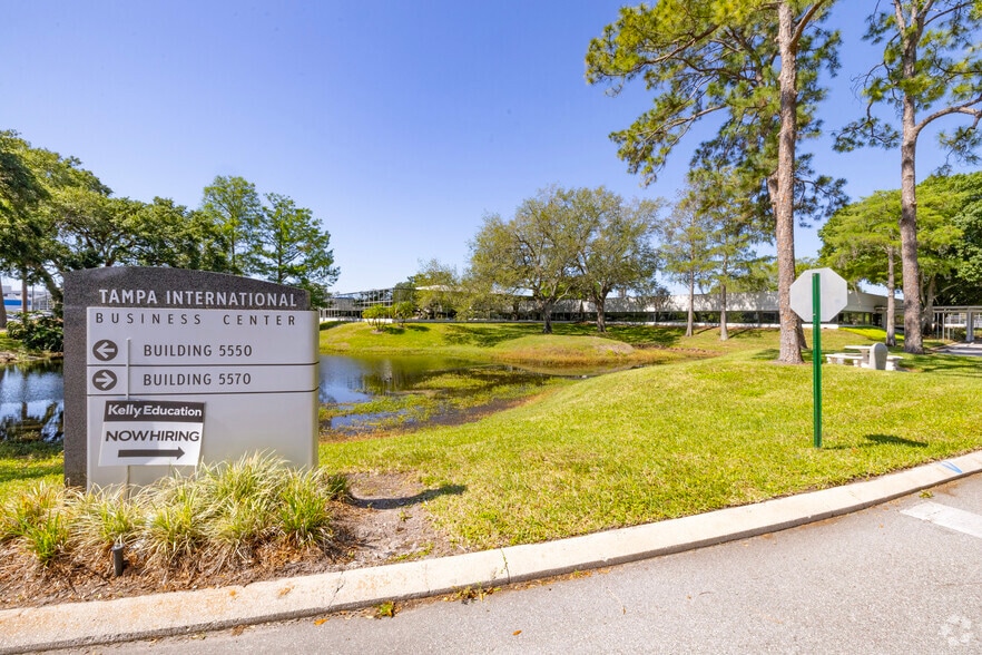 5550 W Idlewild Ave, Tampa, FL à louer - Photo du bâtiment - Image 2 de 7