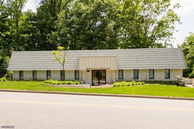 132 W Greenbrook Rd, North Caldwell, NJ à vendre - Photo du bâtiment - Image 2 de 17