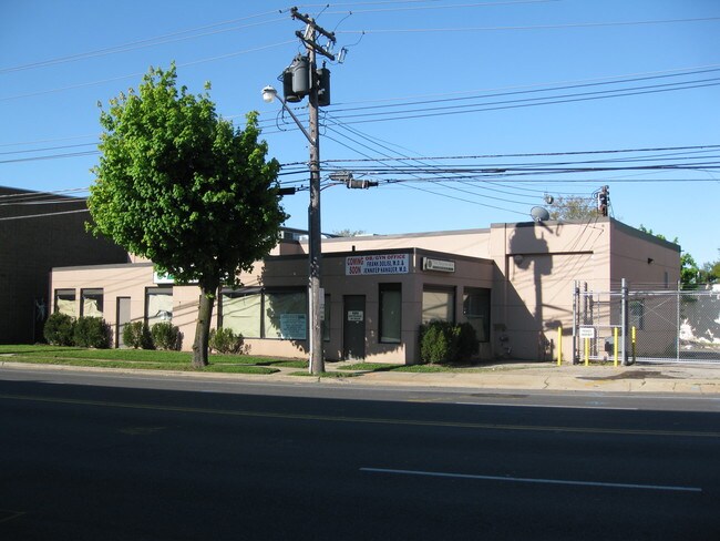 Plus de détails pour 191 Herricks Rd, New Hyde Park, NY - Bureau à vendre