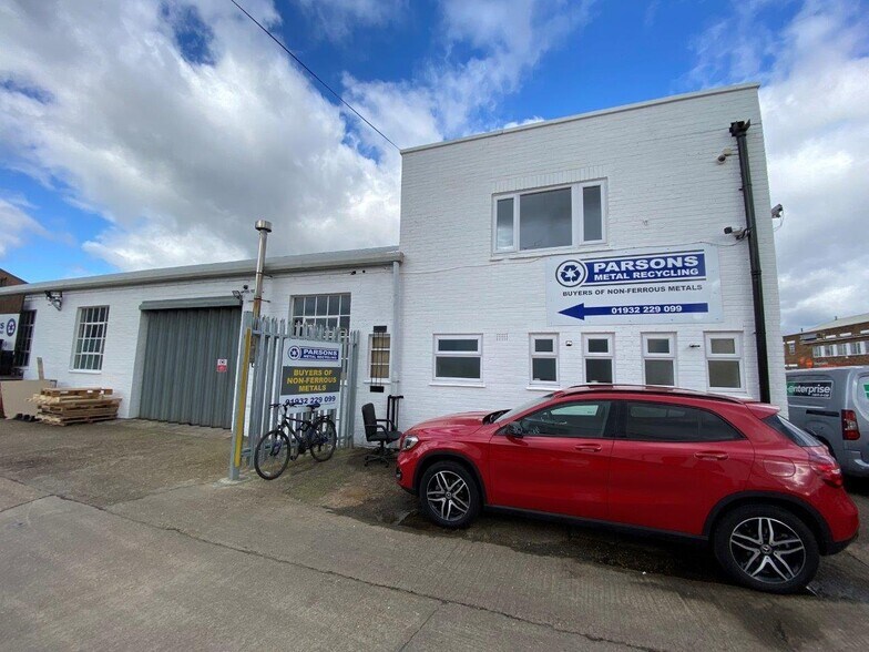 25 Lyon Rd, Walton On Thames à louer - Photo du bâtiment - Image 2 de 4