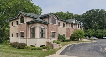 6373 N Jean Nicolet Rd, Glendale, WI à vendre - Photo du bâtiment - Image 2 de 10