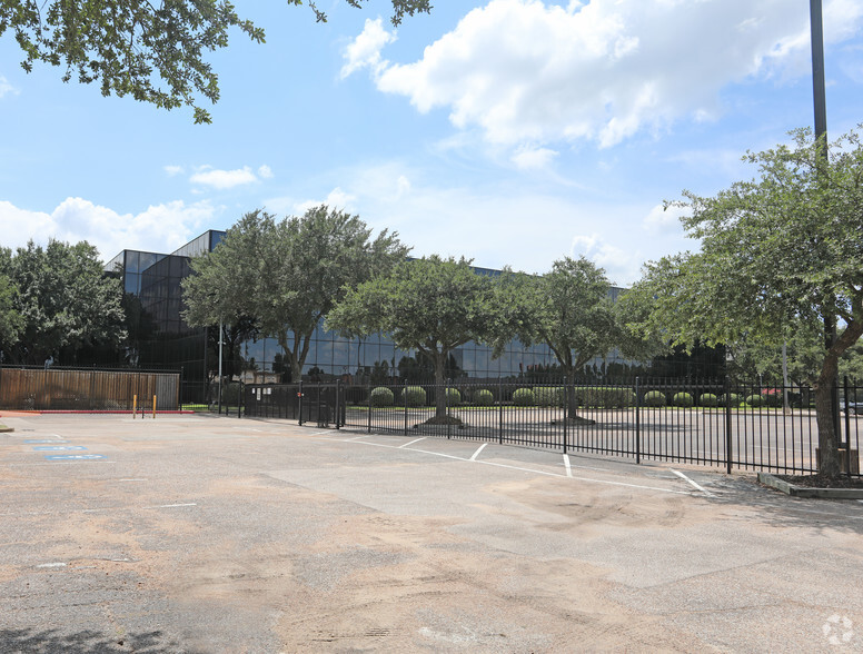 530 Wells Fargo Dr, Houston, TX for sale - Building Photo - Image 2 of 10