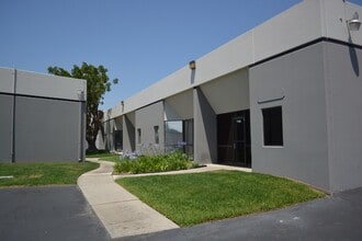1126-1140 E Chestnut Ave, Santa Ana, CA à louer Photo du bâtiment- Image 1 de 12
